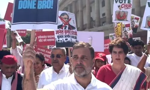 एसआईआर के खिलाफ इंडी गठबंधन का प्रदर्शन; निर्वाचन आयोग तक मार्च, विपक्ष ने ईसीई के इस्तीफे की मांग की एसआईआर के खिलाफ इंडी गठबंधन का प्रदर्शन; निर्वाचन आयोग तक मार्च, विपक्ष ने ईसीई के इस्तीफे की मांग की