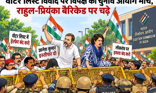 वोटर लिस्ट विवाद पर विपक्ष का चुनाव आयोग मार्च, राहुल-प्रियंका बैरिकेड पर चढ़े