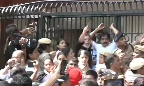 इंडिया गठबंधन का विरोध-प्रदर्शन, आकाशवाणी भवन का गेट खोलने की कोशिश, सांसदों ने की जोरदार नारेबाजी इंडिया गठबंधन का विरोध-प्रदर्शन, आकाशवाणी भवन का गेट खोलने की कोशिश, सांसदों ने की जोरदार नारेबाजी