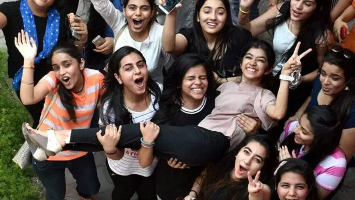 JEE Advanced 2026 में बेटियों का रिकॉर्ड, पहली बार 10 हजार से ज्यादा महिलाएं सफल JEE Advanced 2026 में बेटियों का रिकॉर्ड, पहली बार 10 हजार से ज्यादा महिलाएं सफल