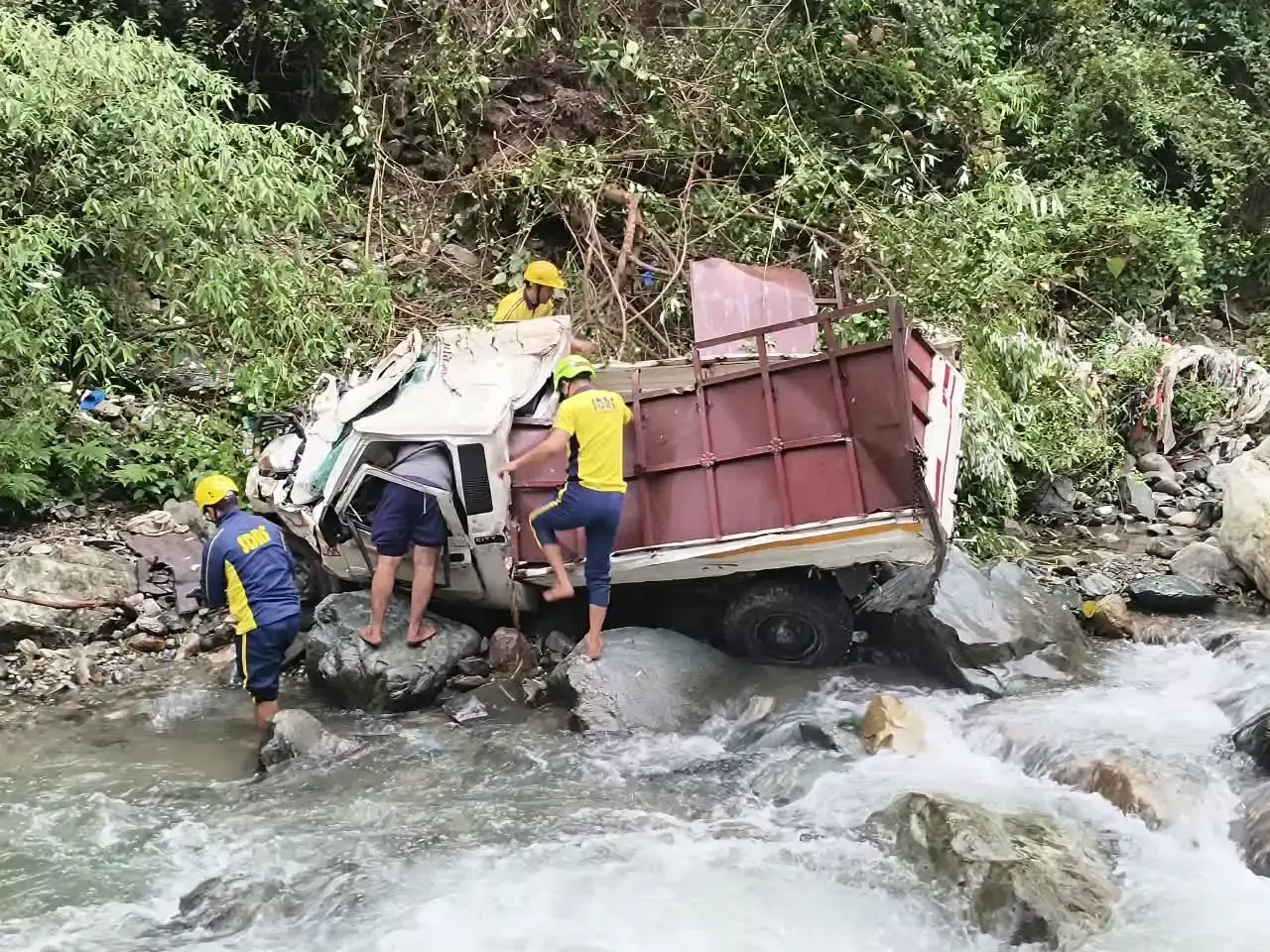कैंची धाम के पास पिकअप दुर्घटनाग्रस्त, तीन घायल