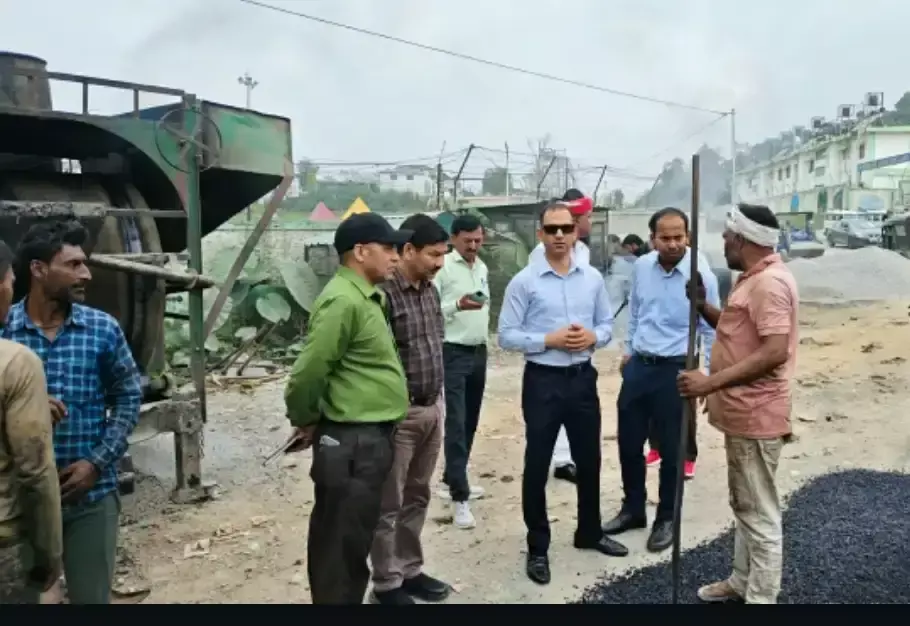 घटिया सामग्री पर जिलाधिकारी ने अधिकारियों को चेताया