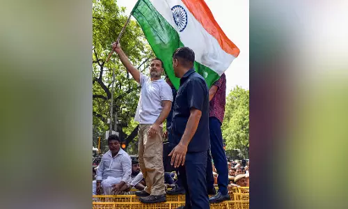 वोटर लिस्ट विवाद पर विपक्ष का चुनाव आयोग मार्च, राहुल-प्रियंका बैरिकेड पर चढ़े