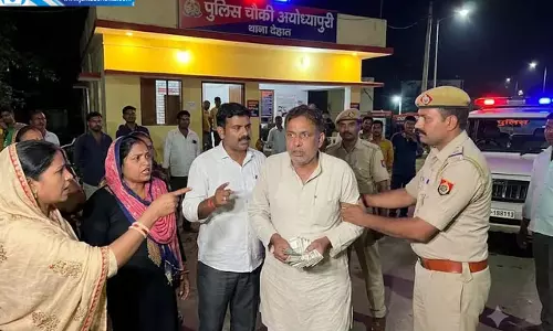 पुलिस के नाम पर 22 हजार लेने का आरोप, हंगामे के बाद दलाल से रकम वापस कराई गई पुलिस के नाम पर 22 हजार लेने का आरोप, हंगामे के बाद दलाल से रकम वापस कराई गई