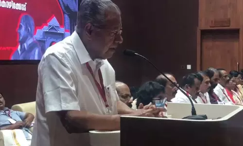 मतदाता सूची पुनरीक्षण पर विजयन ने चुनाव आयोग को घेरा मतदाता सूची पुनरीक्षण पर विजयन ने चुनाव आयोग को घेरा