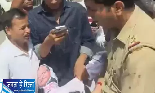 अखिलेश यादव की हिरासत के विरोध में आगरा में सपा का प्रदर्शन, CEC के इस्तीफे की मांग