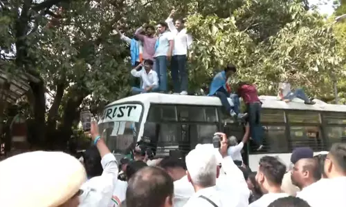 चुनाव आयोग के बाहर INDIA गठबंधन का प्रदर्शन चुनाव आयोग के बाहर INDIA गठबंधन का प्रदर्शन