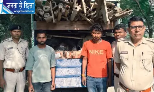 पिकअप में छिपाकर ले जाई जा रही 841 लीटर अंग्रेजी शराब बरामद, दो तस्कर गिरफ्तार पिकअप में छिपाकर ले जाई जा रही 841 लीटर अंग्रेजी शराब बरामद, दो तस्कर गिरफ्तार