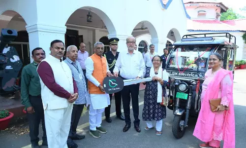 राज्यपाल रमेन डेका द्वारा बाल कल्याण परिषद को ई रिक्शा प्रदत्त
