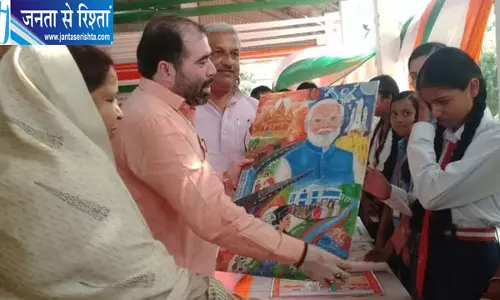 राज्यमंत्री ने की पेंटिंग की तारीफ तो रो पड़ी छात्रा, पुरस्कार सूची में नहीं था नाम