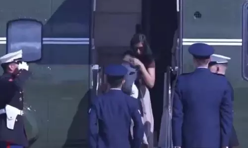 ऐसा भी क्या प्रोटोकॉल! बच्चे के साथ गिरते-गिरते बचीं US की सेकेंड लेडी, उपराष्ट्रपति की पत्नी की किसी ने नहीं की मदद ऐसा भी क्या प्रोटोकॉल! बच्चे के साथ गिरते-गिरते बचीं US की सेकेंड लेडी, उपराष्ट्रपति की पत्नी की किसी ने नहीं की मदद