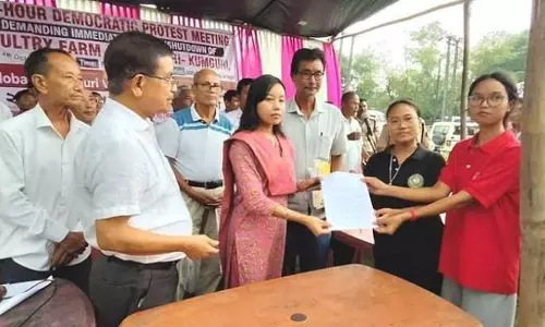 पोल्ट्री फार्म हटाने की मांग: कुमगुरी-कोलाबारी में हजारों का प्रदर्शन