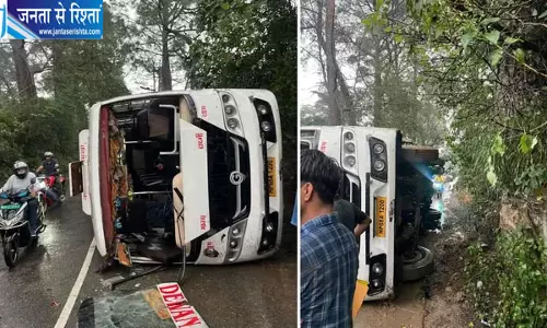 पालमपुर में निजी बस पलटी, 15 यात्री थे सवार; ब्रेक फेल होने की आशंका पालमपुर में निजी बस पलटी, 15 यात्री थे सवार; ब्रेक फेल होने की आशंका