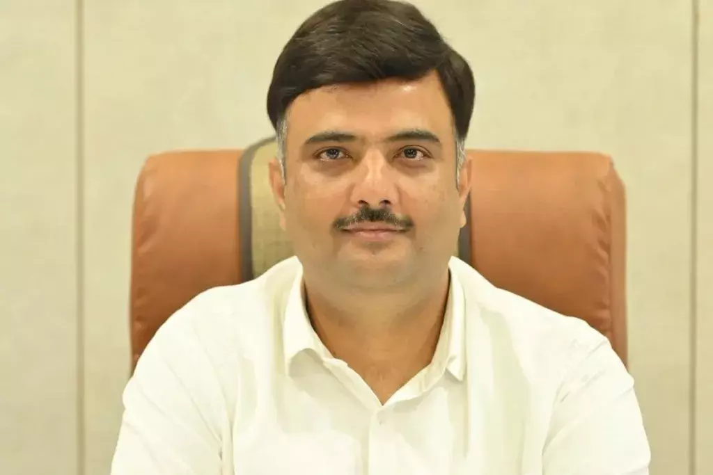 असम: विवाद बढ़ते ही IAS अधिकारी ने छोड़ा गुवाहाटी कम्युनिटी हॉल असम: विवाद बढ़ते ही IAS अधिकारी ने छोड़ा गुवाहाटी कम्युनिटी हॉल
