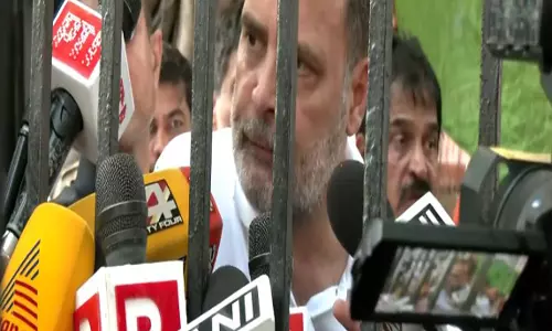 EC से मिलने से रोके गए सांसदराहुल गांधी ने उठाए सवाल