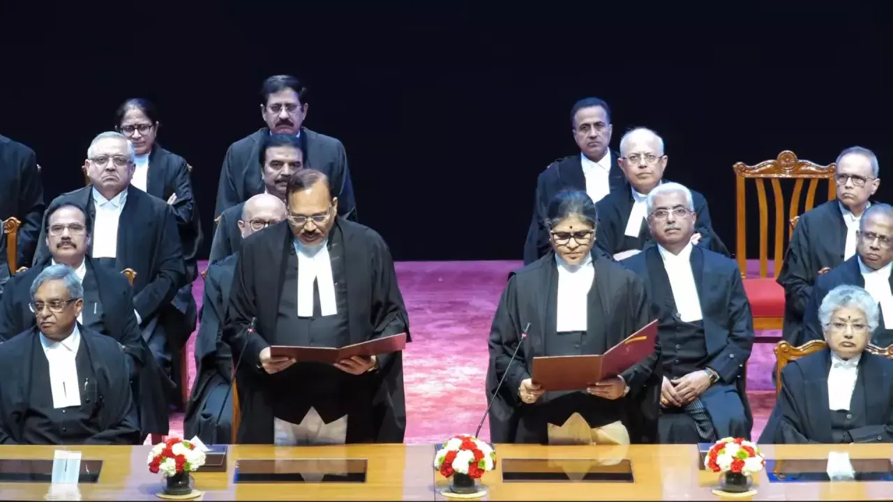 CJI सूर्यकांत ने सुप्रीम कोर्ट के तीन नए जजों को शपथ दिलाई CJI सूर्यकांत ने सुप्रीम कोर्ट के तीन नए जजों को शपथ दिलाई