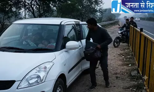 सड़क किनारे कार रोककर सोया परिवार, बैग-लैपटॉप और मोबाइल चोरी सड़क किनारे कार रोककर सोया परिवार, बैग-लैपटॉप और मोबाइल चोरी