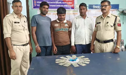 भखारा में जुआ खेलते 3 आरोपी पकड़े गए, 6500 रुपए और ताश की गड्डी जब्त भखारा में जुआ खेलते 3 आरोपी पकड़े गए, 6500 रुपए और ताश की गड्डी जब्त