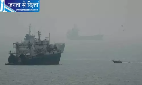 स्ट्रेट ऑफ होर्मुज में कमर्शियल जहाज पर हमला, 11 भारतीय चालक दल के सदस्य घायल स्ट्रेट ऑफ होर्मुज में कमर्शियल जहाज पर हमला, 11 भारतीय चालक दल के सदस्य घायल