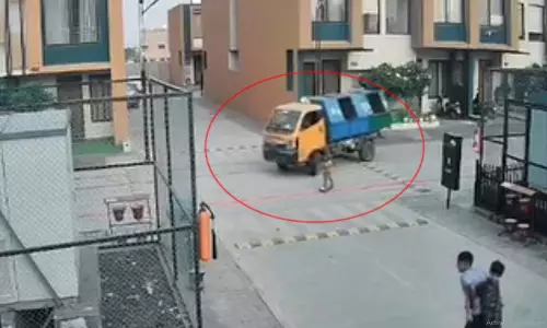 कचरा वाहन ने 10 साल की बच्ची को कुचला, कैमरे में कैद भयानक मंजर कचरा वाहन ने 10 साल की बच्ची को कुचला, कैमरे में कैद भयानक मंजर
