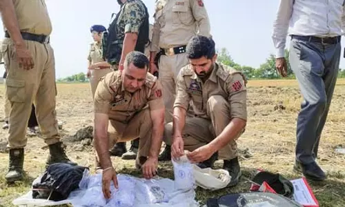 जम्मू में ड्रोन से ड्रग्स-पिस्तौल गिराने के मामले का भंडाफोड़, एक किलो ड्रग्स के साथ दो गिरफ्तार जम्मू में ड्रोन से ड्रग्स-पिस्तौल गिराने के मामले का भंडाफोड़, एक किलो ड्रग्स के साथ दो गिरफ्तार