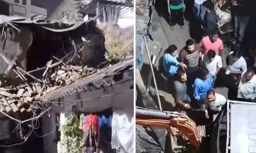 जबलपुर में 75 साल पुरानी इमारत की बालकनी गिरी, 10 से ज्यादा लोग तीन घंटे फंसे रहे जबलपुर में 75 साल पुरानी इमारत की बालकनी गिरी, 10 से ज्यादा लोग तीन घंटे फंसे रहे