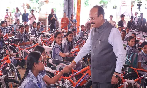 दिल्ली में 581 छात्राओं को मिली साइकिल आशीष सूद ने किया वितरण दिल्ली में 581 छात्राओं को मिली साइकिल आशीष सूद ने किया वितरण