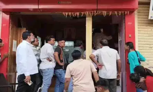 मंदिर में दान का झांसा देकर ज्वेलर्स से 4 तोला सोना ले उड़े आरोपी