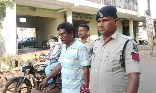 जिला बदर आरोपी ने फिर की मारपीट, शराब के लिए पैसे न देने पर धमकाया, गिरफ्तार