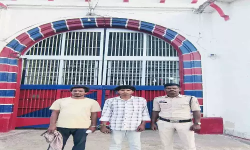 उरगा पुलिस की दोहरी कार्रवाई, पॉक्सो आरोपी और महुआ शराब बेचने वाला गिरफ्तार उरगा पुलिस की दोहरी कार्रवाई, पॉक्सो आरोपी और महुआ शराब बेचने वाला गिरफ्तार