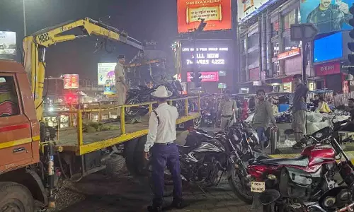 एमजी रोड चौपाटी पर अवैध पार्किंग के खिलाफ ट्रैफिक पुलिस सख्त