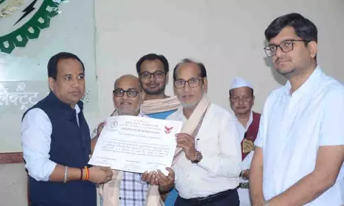 स्व. जलेश्वर प्रसाद गुप्ता का पार्थिव शरीर मेडिकल कॉलेज को दान, कलेक्टर ने परिजनों का किया सम्मान स्व. जलेश्वर प्रसाद गुप्ता का पार्थिव शरीर मेडिकल कॉलेज को दान, कलेक्टर ने परिजनों का किया सम्मान