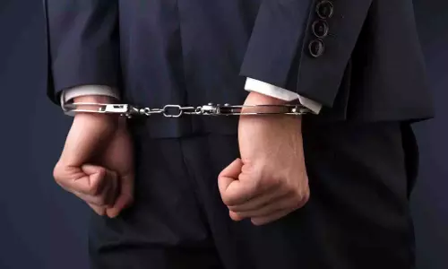 पारिवारिक विवाद में बेटे ने पिता को लाठी से पीटा, मौत के बाद गांव में छिपा आरोपी गिरफ्तार पारिवारिक विवाद में बेटे ने पिता को लाठी से पीटा, मौत के बाद गांव में छिपा आरोपी गिरफ्तार