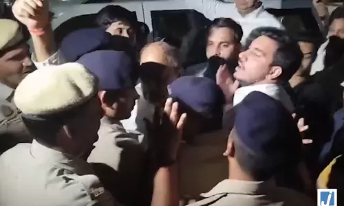 CEC के खिलाफ प्रदर्शन, राहुल-प्रियंका किंग्सवे कैंप लाए गए