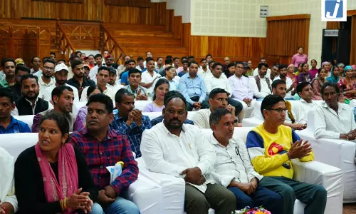 सीएम धामी ने मुख्य सेवक सदन में अनुसूचित जाति एवं अनुसूचित जनजाति समुदाय के लोगों से किया संवाद सीएम धामी ने मुख्य सेवक सदन में अनुसूचित जाति एवं अनुसूचित जनजाति समुदाय के लोगों से किया संवाद