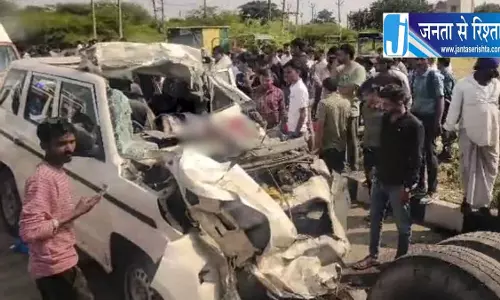 खड़े ट्रेलर में जा घुसी तेज रफ्तार बोलेरो, सात लोगों की दर्दनाक मौत खड़े ट्रेलर में जा घुसी तेज रफ्तार बोलेरो, सात लोगों की दर्दनाक मौत