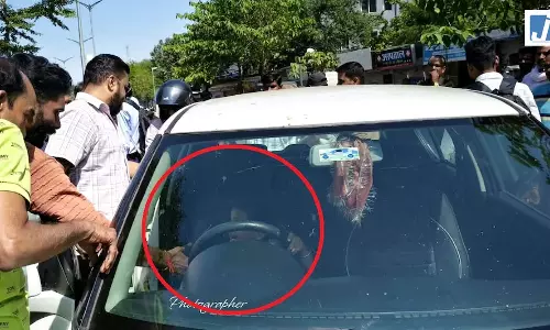 स्टेशनरी लेने गए पिता, कार में लॉक हुआ मासूम स्टेशनरी लेने गए पिता, कार में लॉक हुआ मासूम