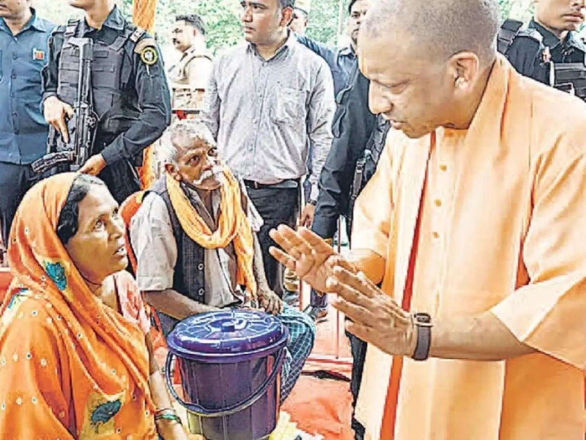 गोमती की बाढ़ से लखनऊ बेहाल, एक लाख से ज्यादा लोग पलायन को मजबूर गोमती की बाढ़ से लखनऊ बेहाल, एक लाख से ज्यादा लोग पलायन को मजबूर