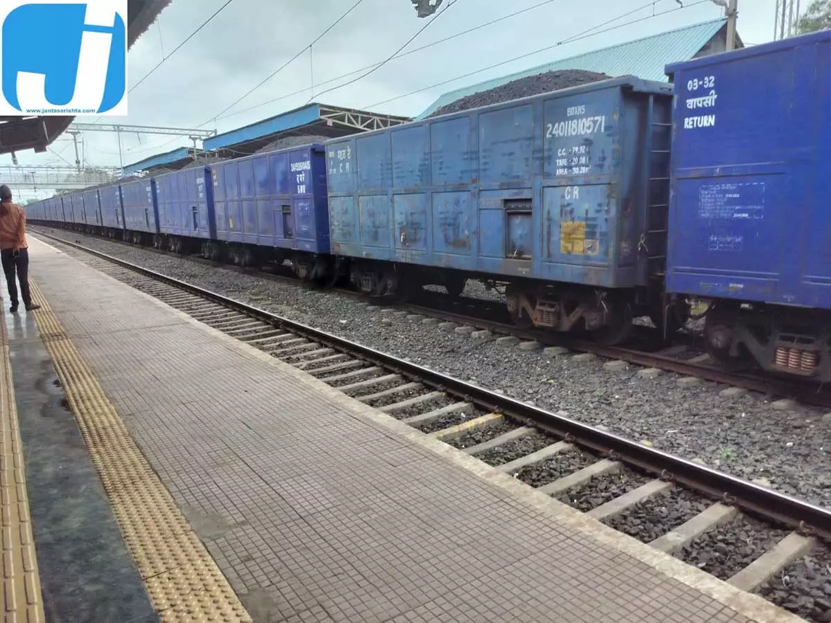 हाथियों के कारण 19 ट्रेनों की रफ्तार धीमी, 12 घंटे चला स्पीड प्रतिबंध हाथियों के कारण 19 ट्रेनों की रफ्तार धीमी, 12 घंटे चला स्पीड प्रतिबंध
