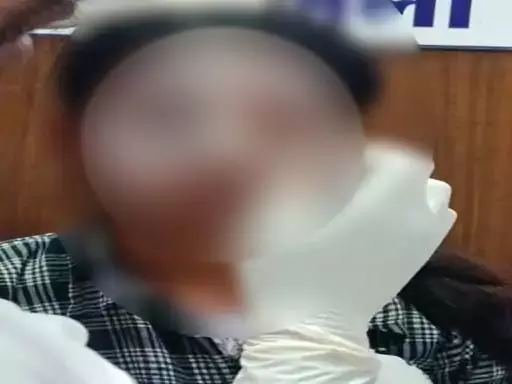 लव प्रपोजल ठुकराने पर पुलिसकर्मी की बेटी पर एसिड अटैक, मुख्य आरोपी पुलिसकर्मी का बेटा अरेस्ट लव प्रपोजल ठुकराने पर पुलिसकर्मी की बेटी पर एसिड अटैक, मुख्य आरोपी पुलिसकर्मी का बेटा अरेस्ट