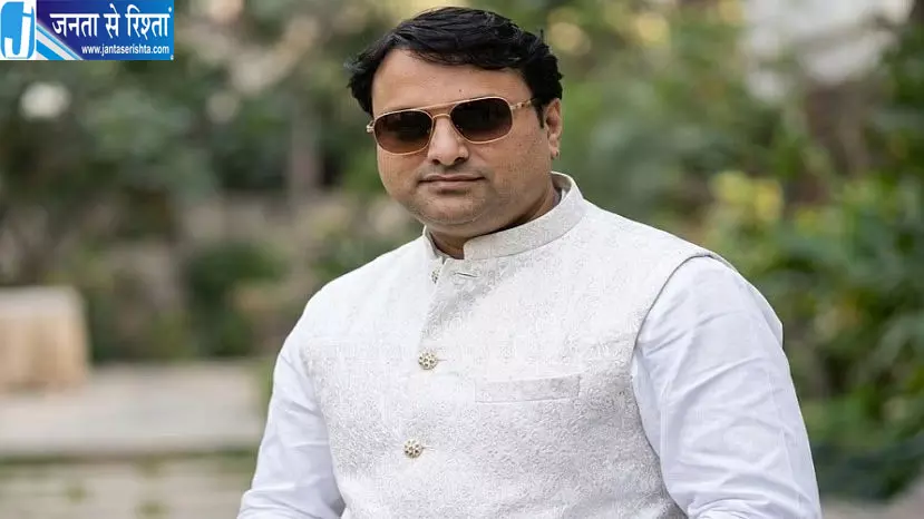 मेट्रो डिवाइडर से टकराकर कारोबारी की मौत मेट्रो डिवाइडर से टकराकर कारोबारी की मौत