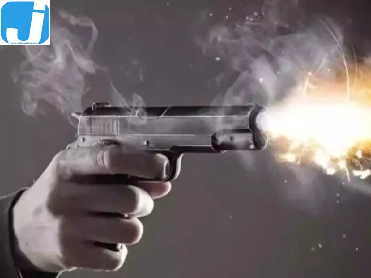 दिल्ली में युवक पर ताबड़तोड़ फायरिंग, बचाने आई मौसी को भी चाकू मारा दिल्ली में युवक पर ताबड़तोड़ फायरिंग, बचाने आई मौसी को भी चाकू मारा
