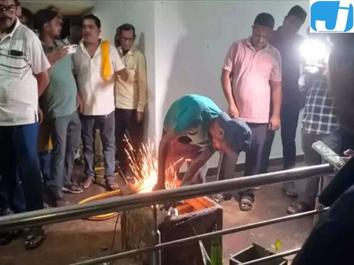 शिव मंदिर के पास जमीन से मिली तिजोरी में निकला पुराना खजाना शिव मंदिर के पास जमीन से मिली तिजोरी में निकला पुराना खजाना