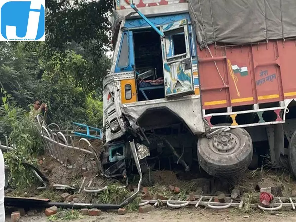 आशारोड़ी चेकपोस्ट पर पुलिस वैन को ट्रक ने मारी टक्कर, 6-7 जवान घायल आशारोड़ी चेकपोस्ट पर पुलिस वैन को ट्रक ने मारी टक्कर, 6-7 जवान घायल