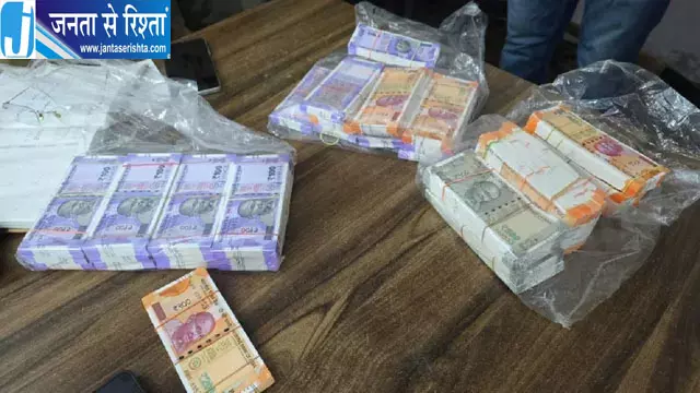 नकली नोटों के खेल में उतरे दो सिपाही, हिस्ट्रीशीटर समेत पांच गिरफ्तार नकली नोटों के खेल में उतरे दो सिपाही, हिस्ट्रीशीटर समेत पांच गिरफ्तार