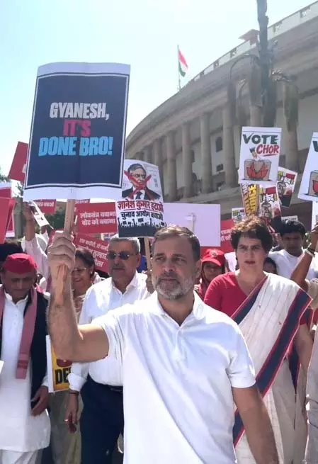 एसआईआर के खिलाफ इंडी गठबंधन का प्रदर्शन; निर्वाचन आयोग तक मार्च, विपक्ष ने ईसीई के इस्तीफे की मांग की एसआईआर के खिलाफ इंडी गठबंधन का प्रदर्शन; निर्वाचन आयोग तक मार्च, विपक्ष ने ईसीई के इस्तीफे की मांग की