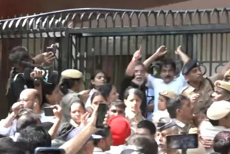 इंडिया गठबंधन का विरोध-प्रदर्शन, आकाशवाणी भवन का गेट खोलने की कोशिश, सांसदों ने की जोरदार नारेबाजी इंडिया गठबंधन का विरोध-प्रदर्शन, आकाशवाणी भवन का गेट खोलने की कोशिश, सांसदों ने की जोरदार नारेबाजी