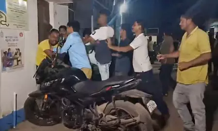 ‘रंगदारी’ को लेकर भाजपा के दो गुट भिड़े, दो नेता गिरफ्तार ‘रंगदारी’ को लेकर भाजपा के दो गुट भिड़े, दो नेता गिरफ्तार
