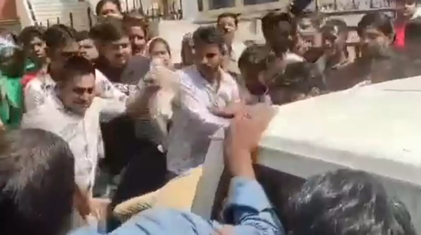 महिला की मौत के बाद अस्पताल में बवाल, भड़के परिजन ने की डॉक्टर-स्टाफ से मारपीट महिला की मौत के बाद अस्पताल में बवाल, भड़के परिजन ने की डॉक्टर-स्टाफ से मारपीट