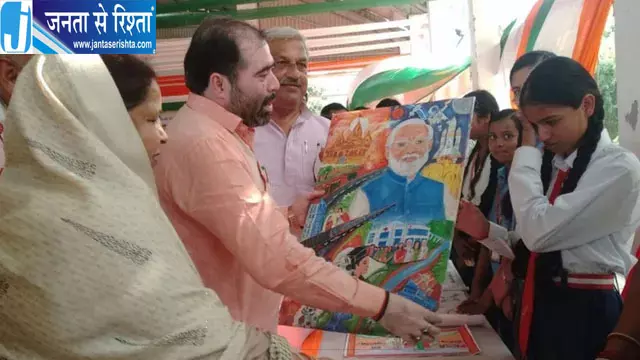 राज्यमंत्री ने की पेंटिंग की तारीफ तो रो पड़ी छात्रा, पुरस्कार सूची में नहीं था नाम राज्यमंत्री ने की पेंटिंग की तारीफ तो रो पड़ी छात्रा, पुरस्कार सूची में नहीं था नाम